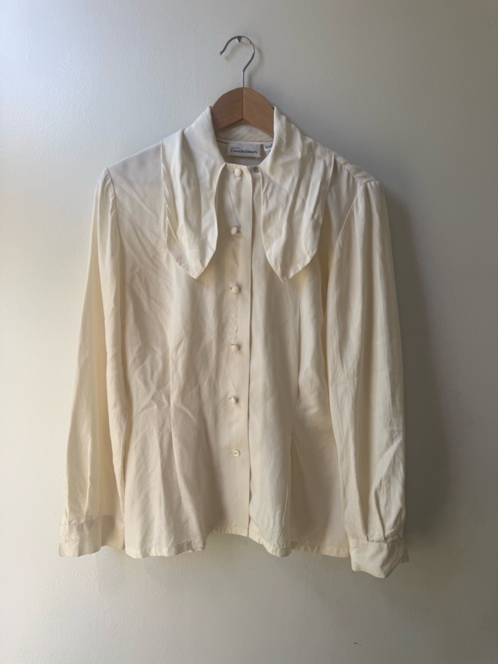 Dana Buchman Cream 100% silk Button-Front Dress Shirt with Pointed Collar